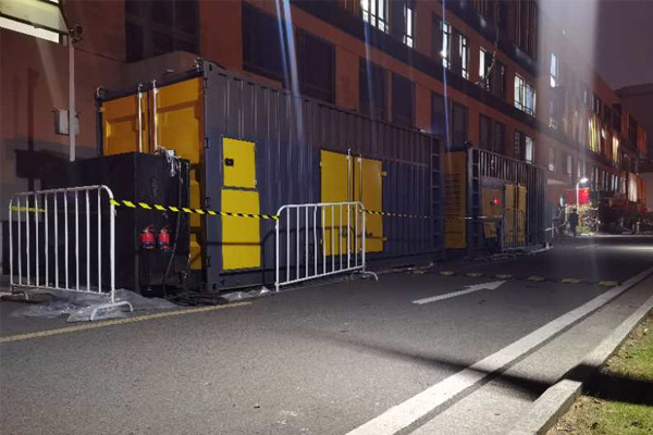 满城柴油发电机组的输出电压是如何调节的？